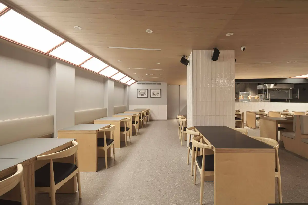 位在B1的「引光餐廳」利用4000K自然光的色溫來營造位於地面以上的錯覺。