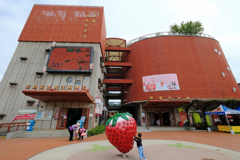 【苗栗】大湖酒莊＆草莓文化館：冰淇淋泡芙必買！免門票採草莓吃