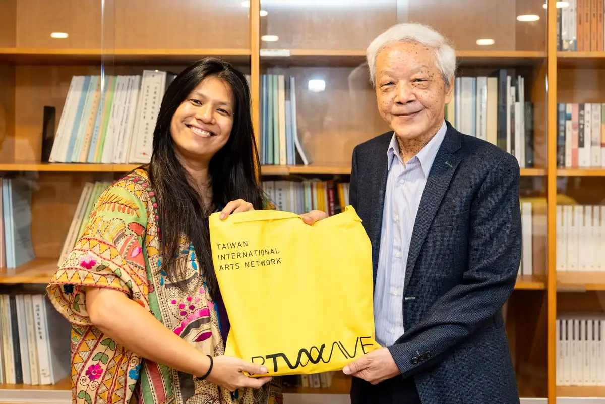 林介文（左）創作橫跨金工、編織、裝置與錄像藝術，深入學習傳統技藝，並將其轉化為當代藝術語彙，開展具身體性與文化厚度的創作實踐。