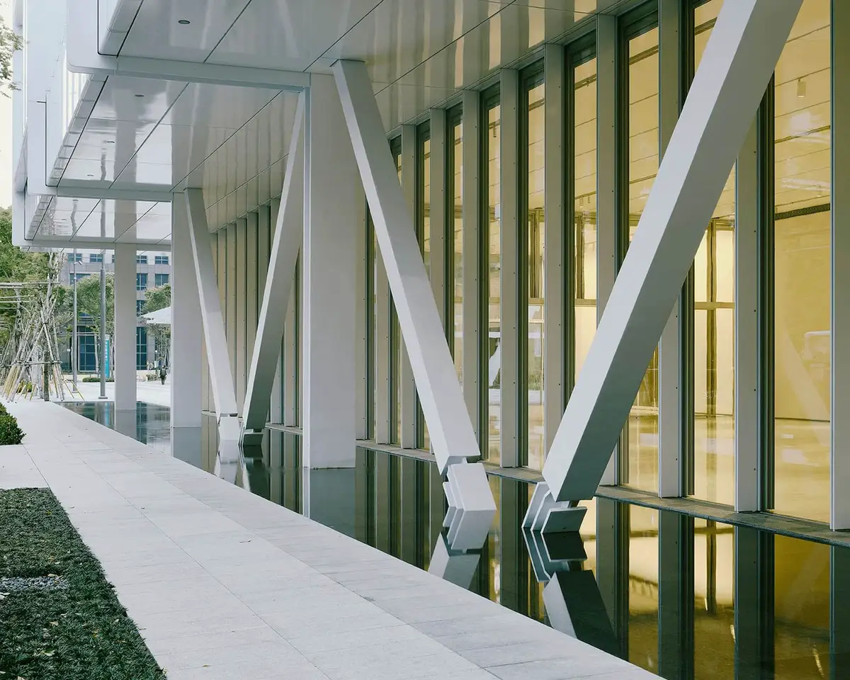 美術館外部優雅的建築結構與光、水、綠樹和植物交織襯映，帶給市民全新的體驗與想像。