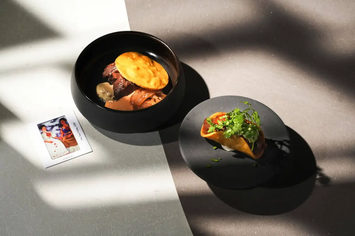 《兩個芙烈達》（The Two Fridas, 1939） 展現了內心的矛盾與掙扎，同時也象徵德國與墨西哥混血的身份。 CUYSINE以傳統的墨西哥塔可餅，作為視覺直觀上的菜色。