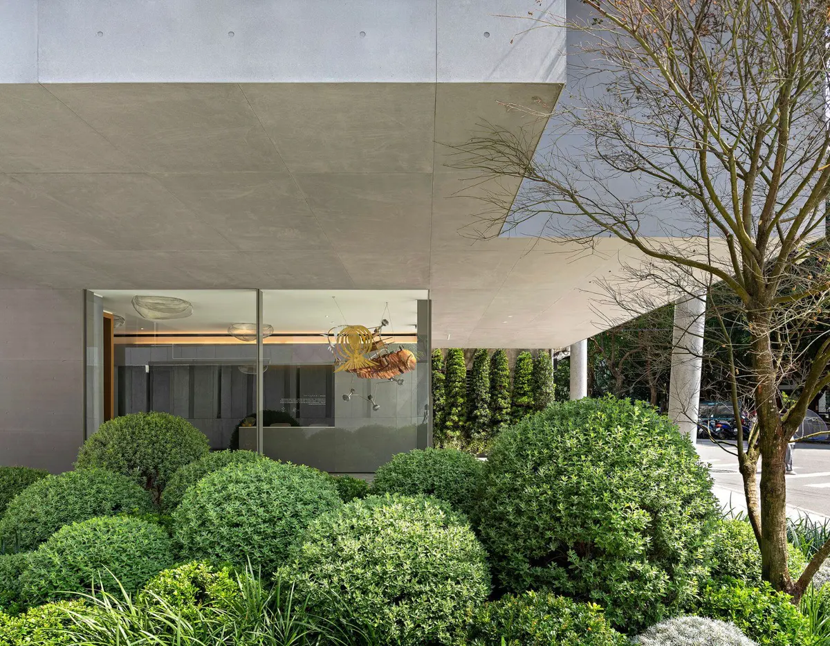 大陸建設打造迷人的建築場域，在板橋最新個案「衡沐」，不僅建築從自然為發想，接待中心以相同主張，將個案精神融入行銷場域。