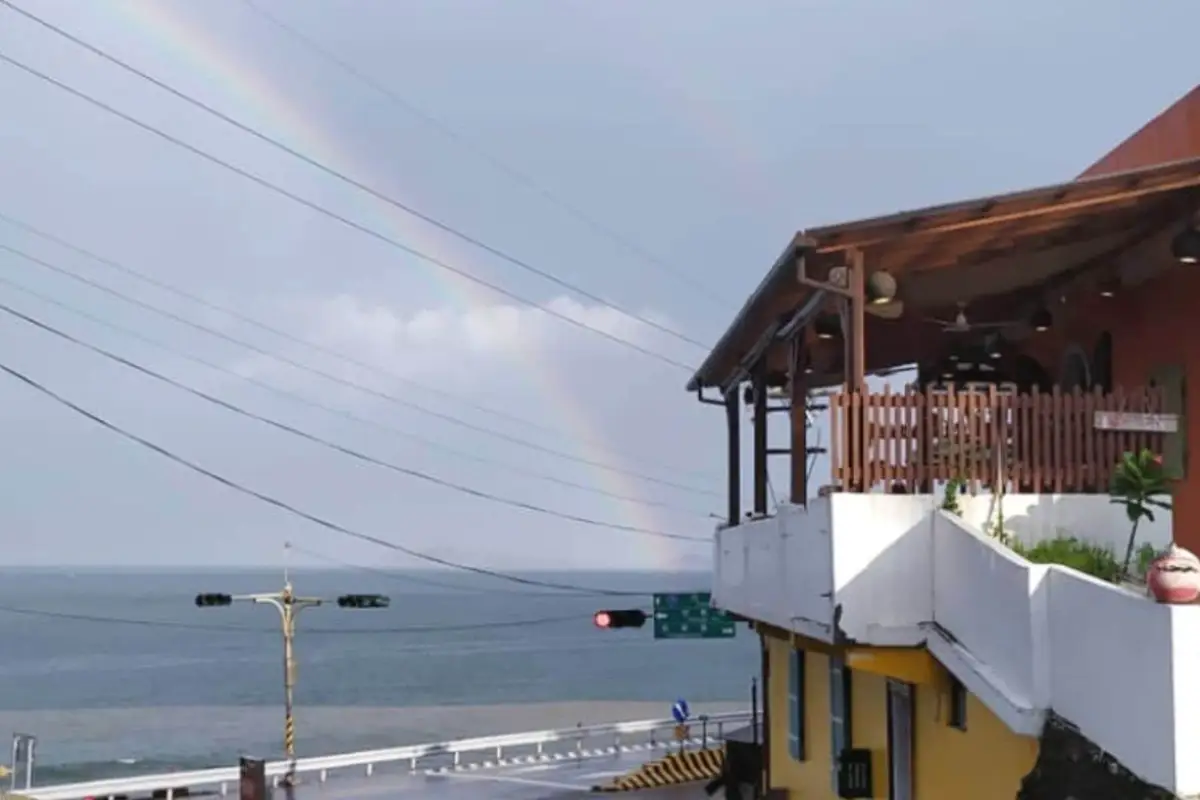 鵝黃色小屋坐落在海邊，看起來特別可愛又顯眼。圖片來源／金山跳石沒有名字的咖啡店社群