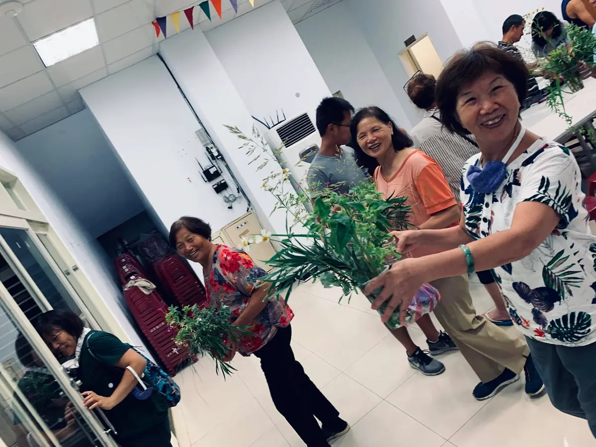 張芝伊曾前往馬祖東莒島上的大浦聚落參與交換生活計畫，也帶領在地居民以島上花材進行創作。（圖／大浦plus+提供）