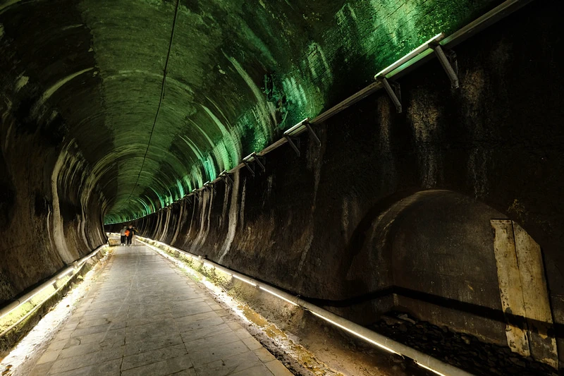 【苗栗】貓狸山功維敘隧道：七彩霓虹燈步道、懷舊火車、市集美食