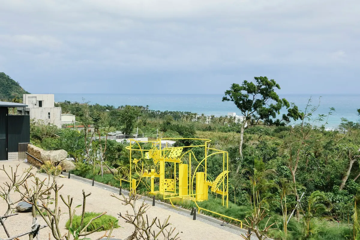 明門廣場與江賢二雕塑作品Paul & Henry。照片提供／江賢二藝術文化基金會