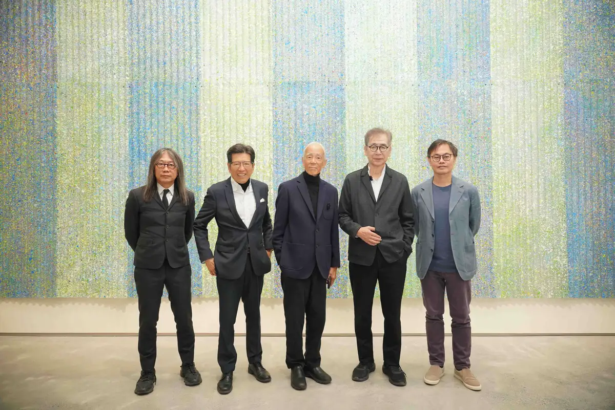 由左至右-林友寒、嚴長壽、江賢二、南條史生、紀嘉華。照片提供／江賢二藝術文化基金會