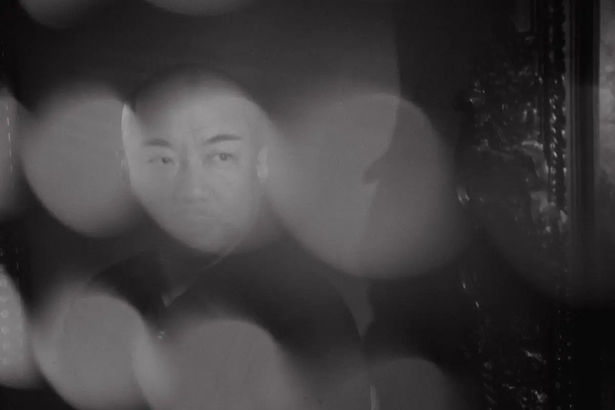 林彥穎在過去二十年間，一直試圖去做一個「問問題的人」，勇敢質疑一切既存事物。（攝影／KRIS KANG）