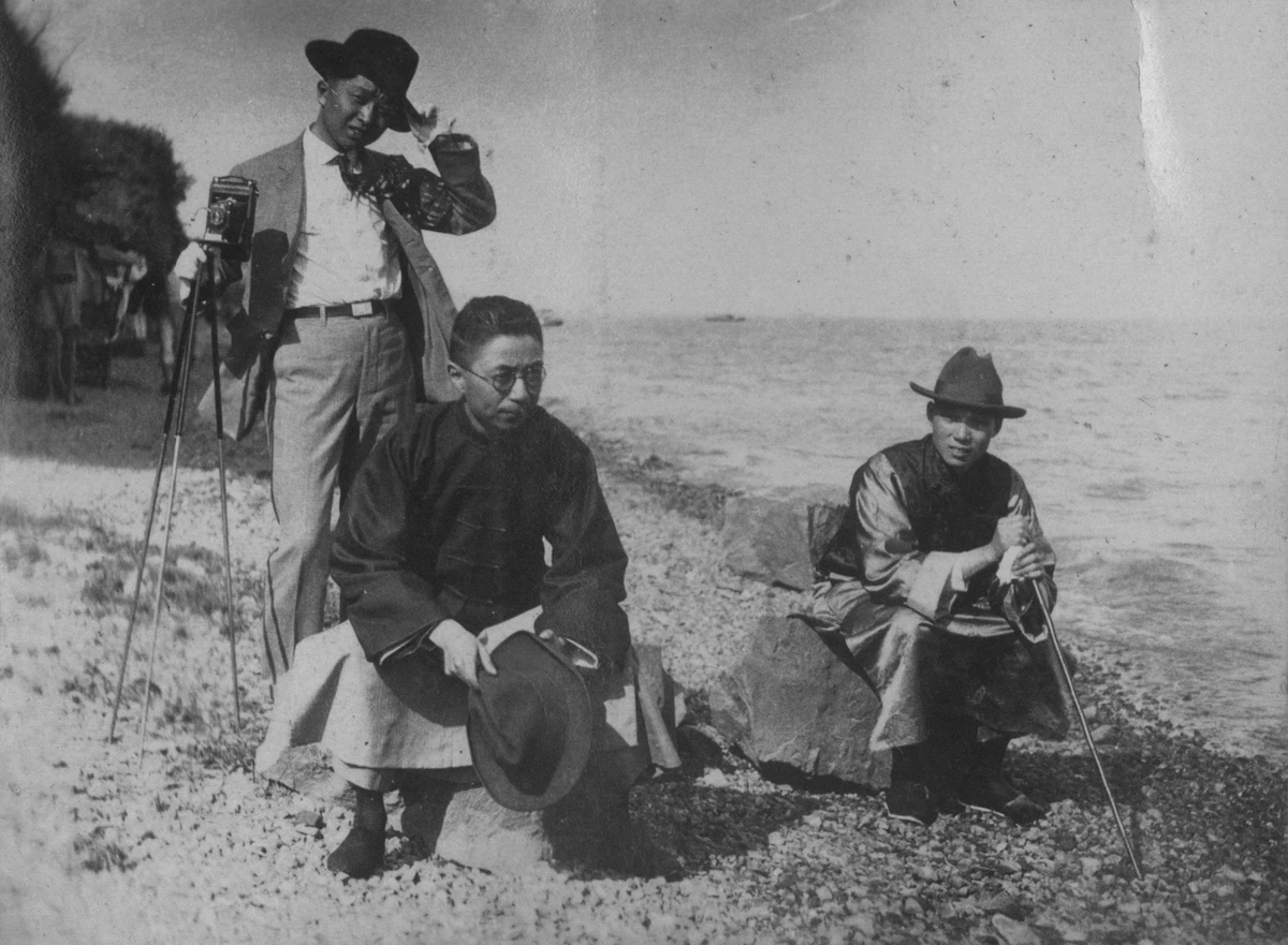 图3 张光宇（左一）、丁悚（左二）等郊游，约1922年.jpg