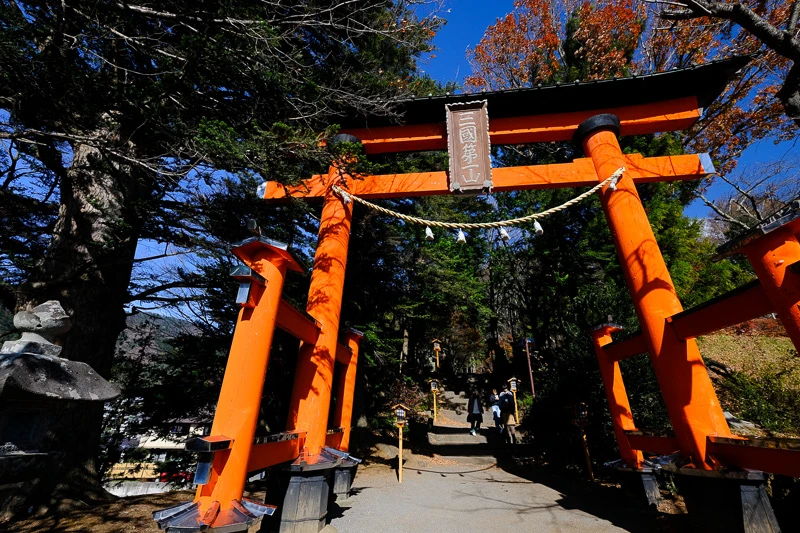 【河口湖】新倉富士淺間神社：絕美富士山景色！忠靈塔、鳥居櫻花