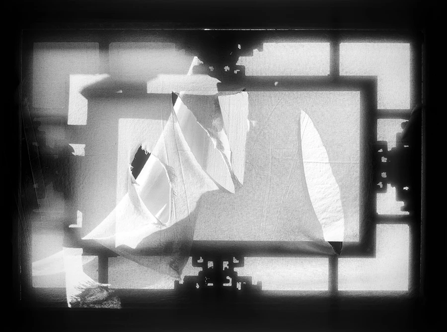 《影视城内残破的仿古窗》 浙江 2023 年 12 月.jpg