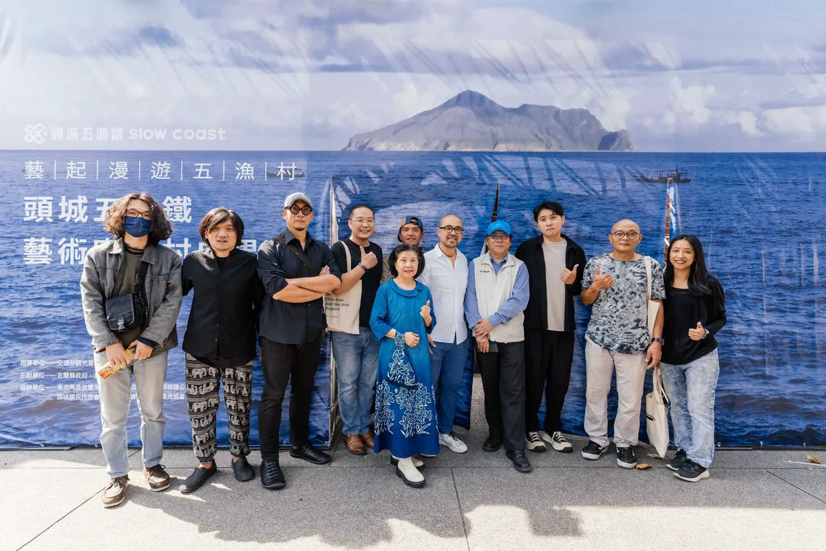 由左至右 / 藝術家謝鐘影、AZeR吳欣澤、郭政彰、康潤之、阿秋派許智陽、蔡秀惠、溫岳彬、宜蘭縣政府工商旅遊處李東儒處長、吳騏、藝志立團隊。