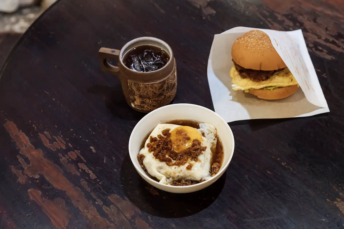 三合號特色的「六合滷呷粿」，將他們自己熬的肉臊，澆淋在荷包蛋與蘿蔔糕上。