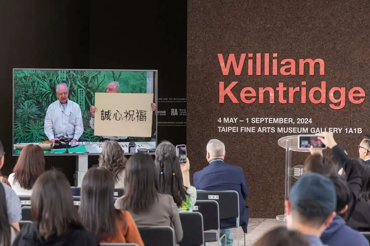 威廉．肯特里奇特別錄製一段獻給台灣觀眾的影片。（圖片／北美館 提供）