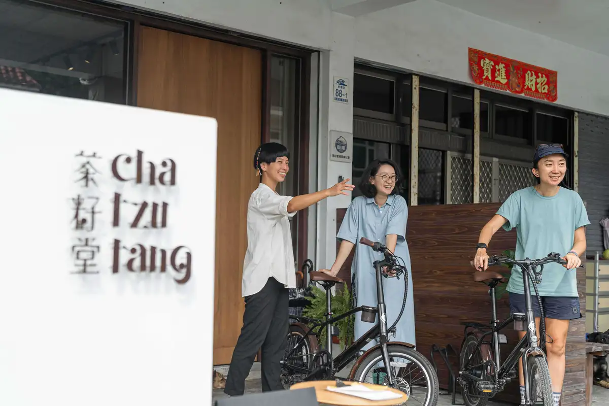 朝陽早秋一日散策同步上線，數位游牧工作者隨時可前往茶籽堂里海門市借台時尚單車，前往海邊的漁港公園聽太平洋的海浪聲。