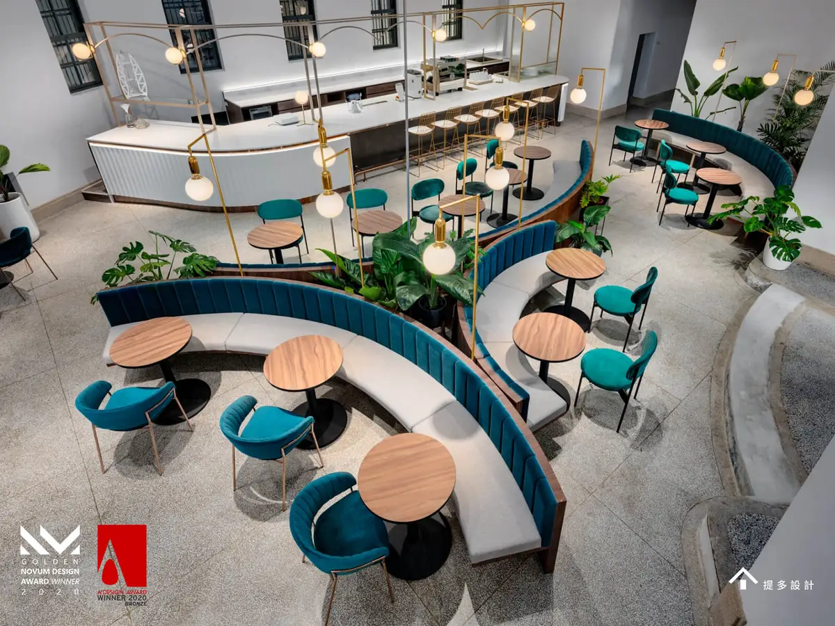 南美館一館的前身是日治時代的警察署（上圖），今日的咖啡廳在當時是拘留所空間（下圖）。