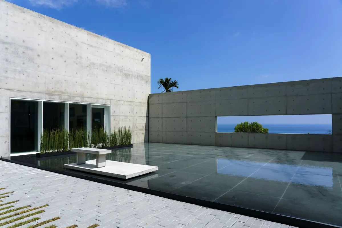 靜池與信義館（第一展覽廳）外景 。照片提供／江賢二藝術文化基金會