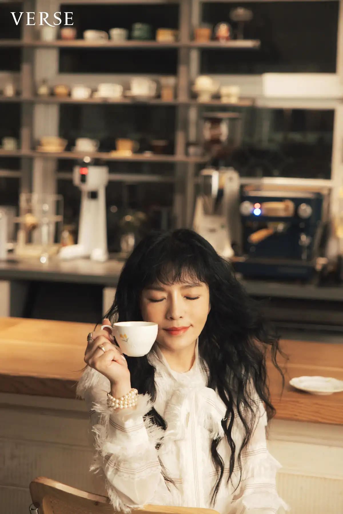 白襯衫裙 by Shiatzy Chen @shiatzychen；白色皮短褲 by CRUSH Collection from ART HAUS@arthausofficial；皇冠印章戒指、夕陽石榴石戒指 all by agete @agete_taiwan @tun_grp；手鍊 by Vivienne Westwood Taiwan @viviennewestwoodtaiwan 