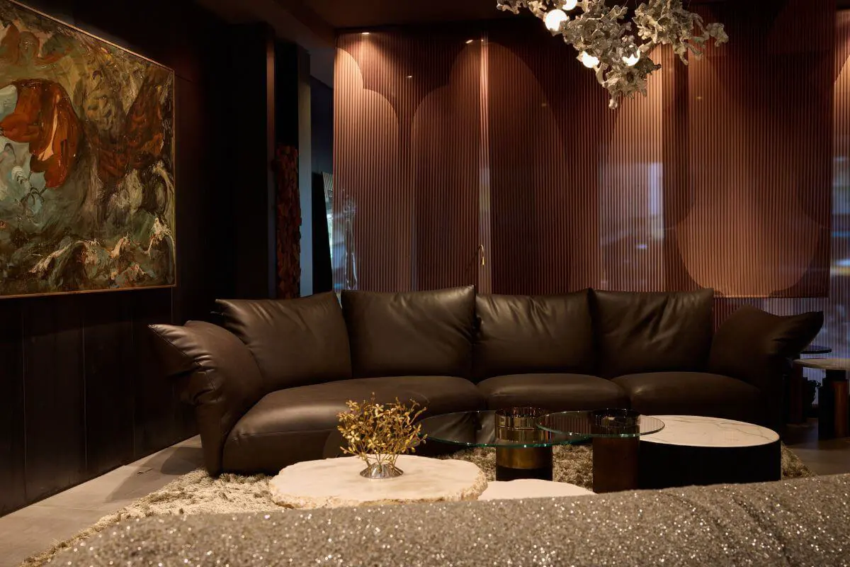 一樓的展示空間由交錯的布幔創造各式各樣的奇想空間。