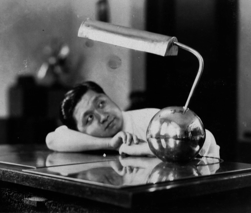 图13 张光宇和他设计的台灯，1929年-.jpg