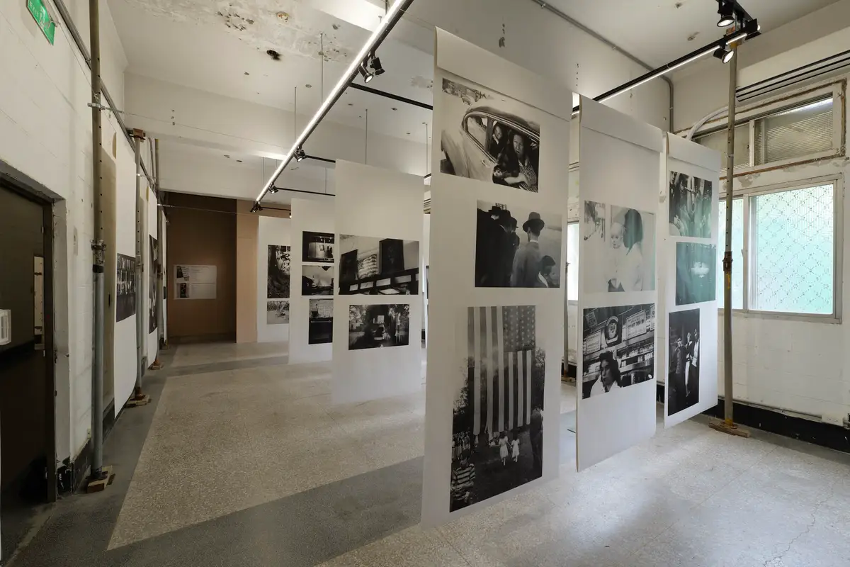 展覽呈現經典作品《美國人》一書背後的編輯過程、印樣、書信檔案等珍貴資料。