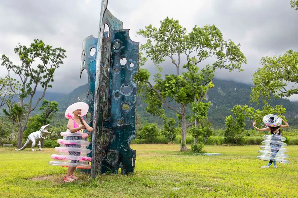 「愛麗絲宇宙仙境花花團—跨域劇場」以都蘭山為背景，愛麗絲女神帶著象徵愛與美的「愛麗絲之環」，敲擊以回收廢鐵材創作之《元宇宙超度空間》，呼應元宇宙中所有實時發生的事件。