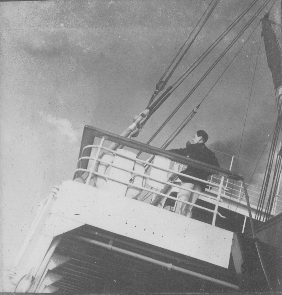 图36 史东山在“胡佛总统号”上，张光宇摄，1934年 拷贝.jpg