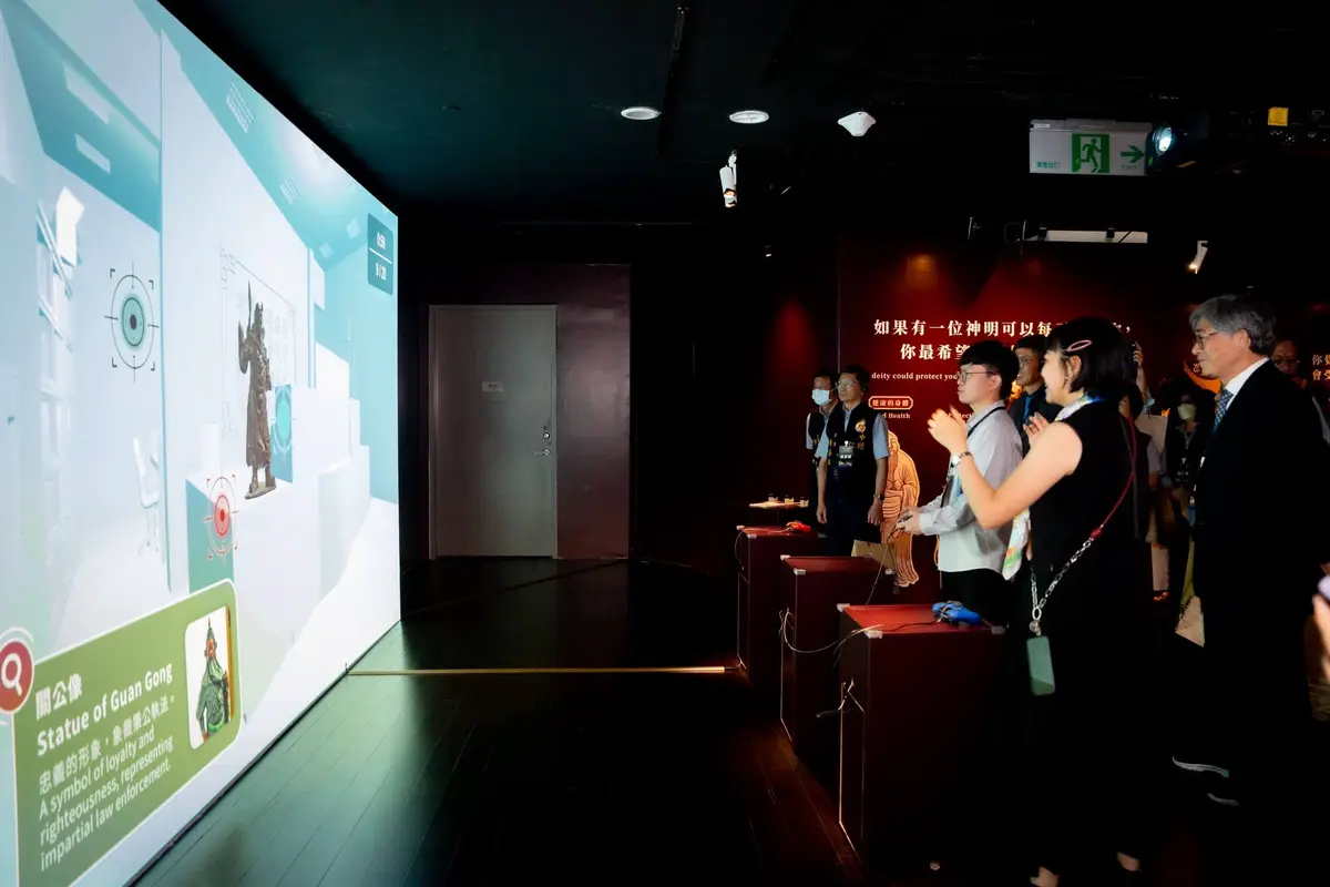 「生活中的神祇」裝置透過找尋生活中與神明相關的元素，並思考這些信仰背後的意義，以及它們是如何影響我們的生活與想法。圖片提供／故宮