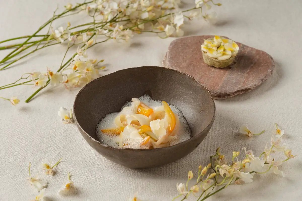 白蘆筍、干貝、茉莉花。