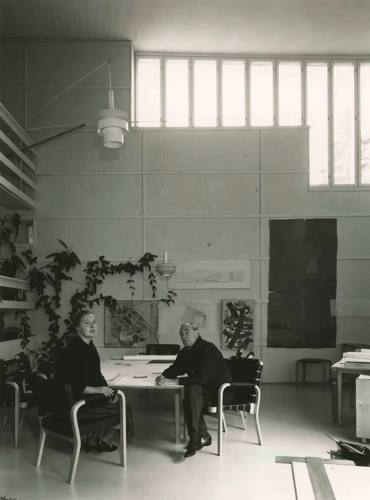 阿爾瓦與艾莉莎．阿爾托於阿爾托工作室合影