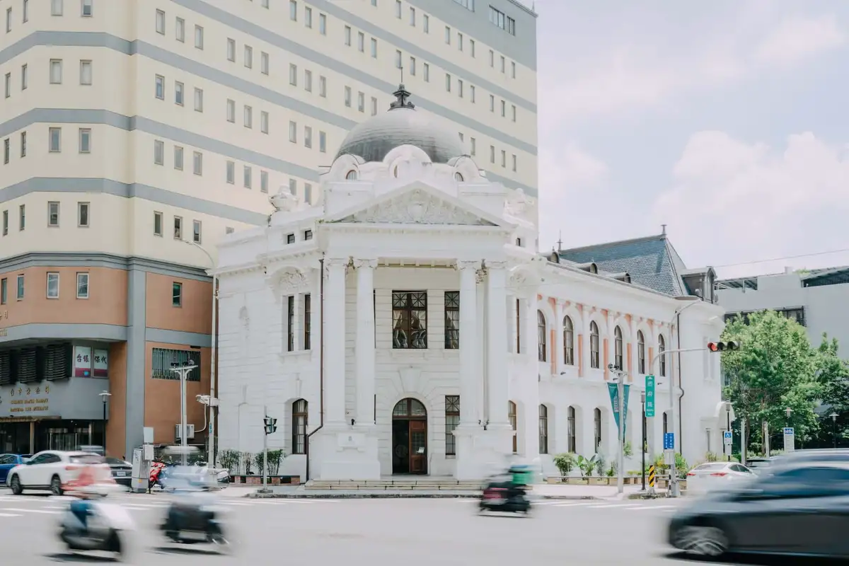 台中市役所興建於西元1911年，是台中第一座鐵筋混凝土建築與重要的官署建築。