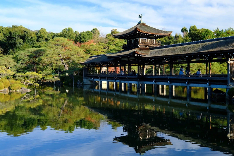 【京都】平安神宮：紀念建都千年而建！神苑櫻花夜櫻點燈＆楓葉必