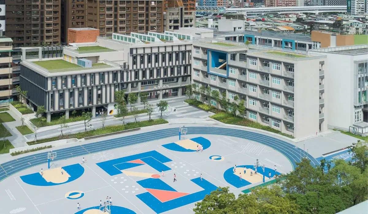 位在新北市板橋區的新埔國小，建築團隊透過空間規劃為老校舍規劃新的空間經驗，獲得2022年「國家卓越建設獎」最佳規劃設計類特別獎。（圖片／十彥建築師事務所）