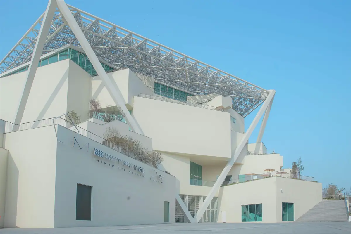 南美館二館設計靈感來自台南盛開的鳳凰花。