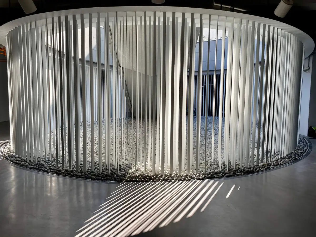 南美館二館 通往地面的樓梯係由MUJI無印良品視覺總監原研哉所設計的公共藝術《Shadow in motion》。