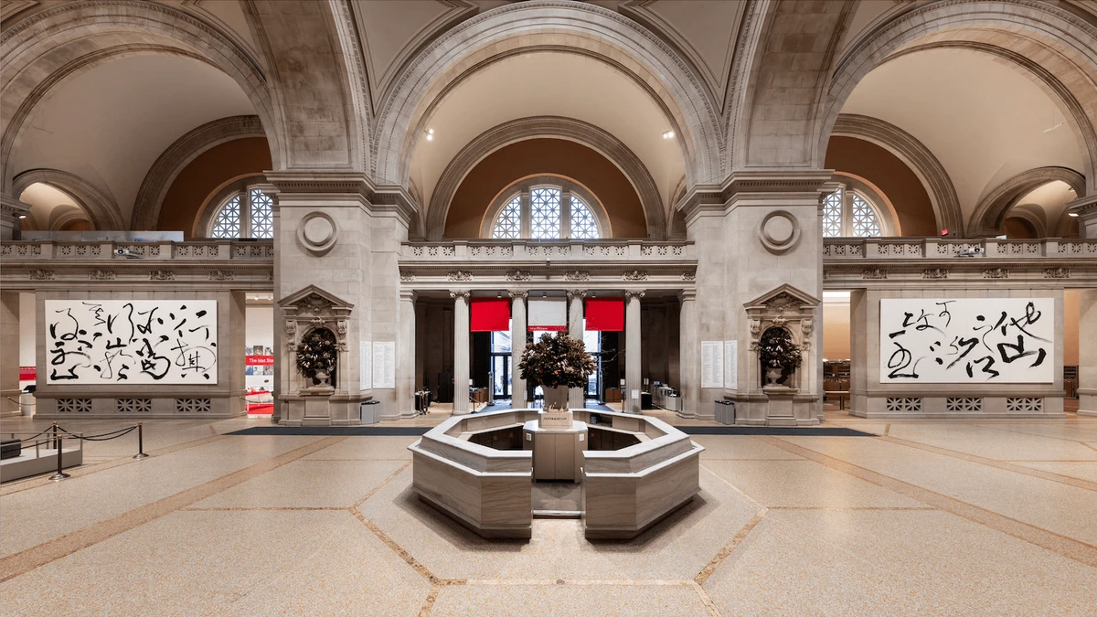 大都會藝術博物館去年曾於大廳展出台灣藝術家董陽孜創作的兩幅大型「文字藝術」作品。