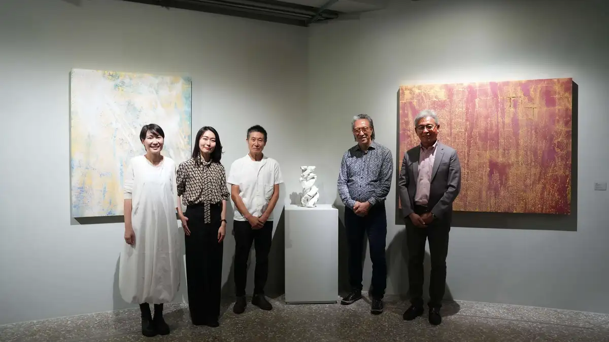 《塵與金》展覽共同策展人李晏禎 Jenny Lee（左一）、展覽發起人兼策展人邵雅曼 Yaman Shao（左二）、展出藝術家道川省三 Shozo Michikawa（左三）、展出藝術家藤村真 Makoto Fujimura（右二）、學術主持張志龍（右一）