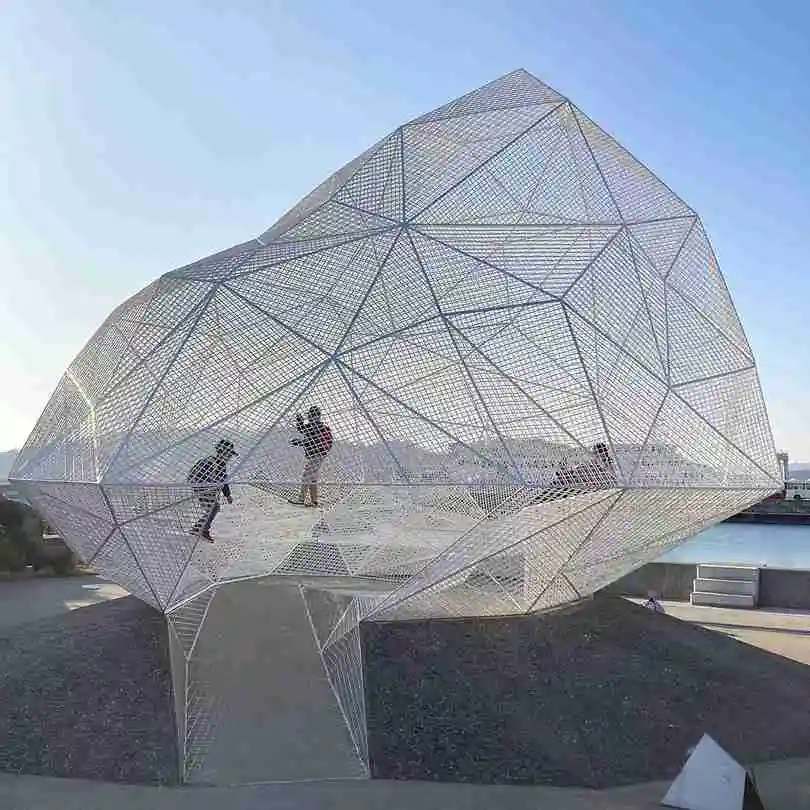 瀨戶內海藝術季今年將於4月18日盛大開幕，展期橫跨春、夏、秋三季，預計將吸引破百萬人次的全球旅客造訪。圖為藤本壯介在靠近直島車站設計的直島亭。圖片來源｜瀨戶內海藝術季IG