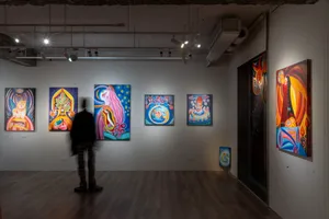 藝術家黃馨個展《火焰中的祈禱》，在火光的溫暖環繞中，觀看向死而新生的療癒體驗