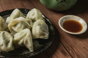 台灣麵食文化史：從古早味麵條到家庭水餃，《媽媽吃魚頭》重現台灣飲食記憶