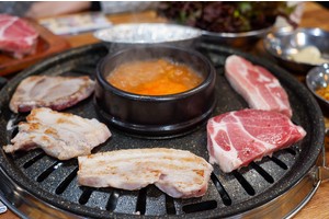 【首爾烤肉】荒謬的生肉明洞店：烤豬五花肉吃到飽！台幣400元CP值超高