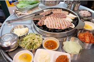 【首爾】小豬存錢筒：弘大烤肉推薦！超美味石頭烤肉，無分店豬五花必點