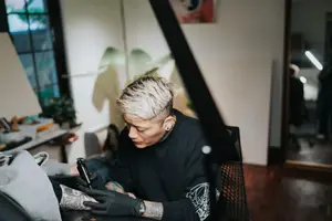 開箱／余文樂、瘦子都愛的國際級刺青藝術家——Josh Lin和他的六坪工作室