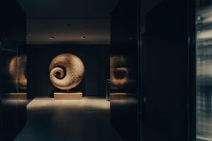 漢來日月行館藝術開箱！草間彌生2.6億《南瓜》與台灣在地藝術交織，策展人Daniel Wong以「日影水月」點亮日月潭