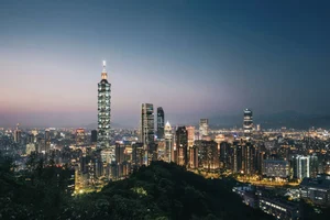 光與影交織的城市日常／A City of Light and Shadow Woven into the Everyday