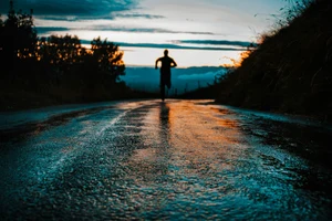 蔡詩萍的跑步哲學——《我還在跑，沒時間變老》開啟一段馬拉松賽道中場的思索