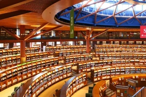 日本絕美圖書館——金澤「石川縣立圖書館」：外觀設計如書本翻頁，30萬藏書圓形劇場震撼空間