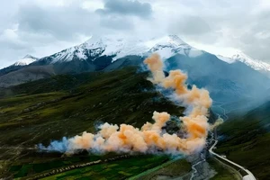 始祖鳥Arc'teryx西藏煙火秀爭議：蔡國強「升龍」作品引發環境與文化倫理大辯論