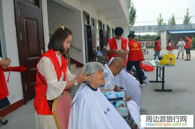 旅游坐大巴，一50+霸道老太太占了我们的座位，我据理力争要回了座位，我错了吗？