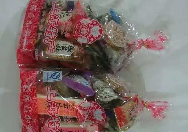 旅游区的商品都比别的地方贵,你买过哪些物品?有什么看法?